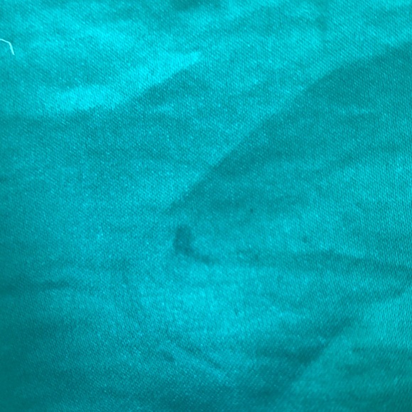 ☘️Silk Emerald Top with Pearl Flower Detail - Picture 5 of 7